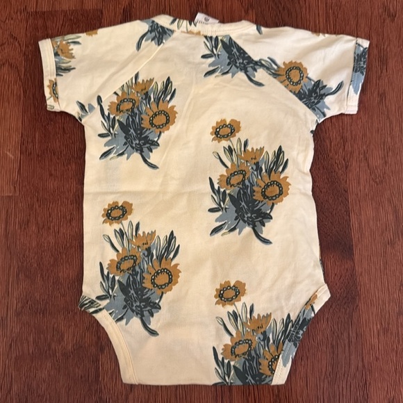 ✨ KATE QUINN Floral Wrap Onesie 0–3M NWT – Organic Cotton Bodysuit ✨ - Picture 3 of 3